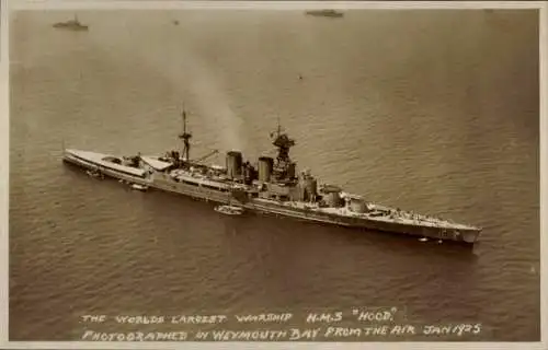 Foto Ak Britisches Kriegsschiff, HMS Hood, Royal Navy, Weymouth Bay