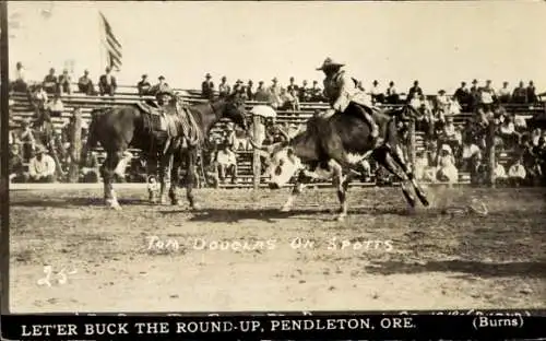 Foto Ak Pendleton Oregon USA, Bullenreiten, Tom Douglas on Spotts, Let´er Buck The Round-Up