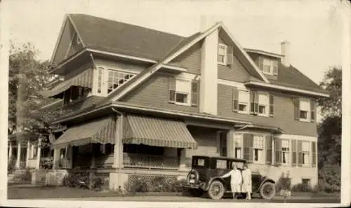 Foto Ak Plainfield New Jersey USA?, Wohnhaus, Auto, Anwohner