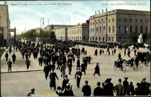 Ak Berlin Mitte, Unter den Linden, Aufziehen der Wache, Passanten