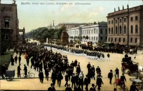 Passepartout Ak Berlin Mitte, Unter den Linden, Aufziehen der Schlosswache