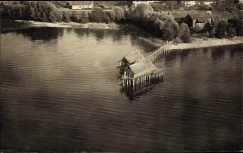 Ak Unteruhldingen Uhldingen Mühlhofen im Bodenseekreis, Luftbild, Stelzenhaus, Brücke