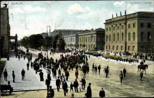 Ak Berlin Mitte, Unter den Linden, Parade