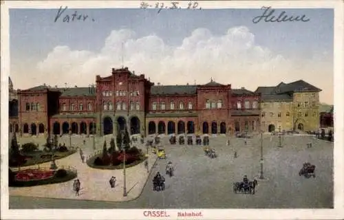 Ak Kassel, Blick auf das Bahnhofsgebäude, Vorplatz