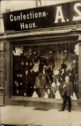 Foto Ak Zwickau in Sachsen, Konfektionshaus, Mann vor Geschäft, Schaufenster