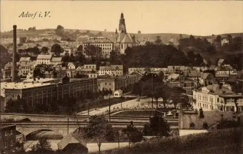 Ak Adorf im Vogtland, Stadtpanorama, Bahnüberführung