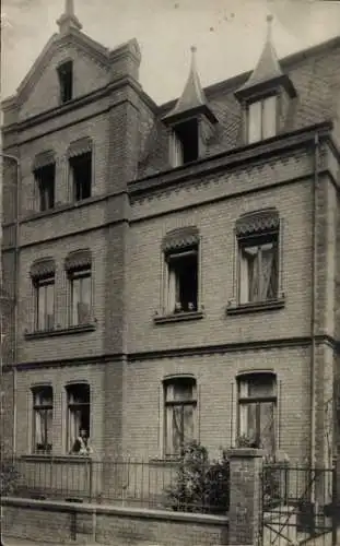 Foto Ak Magdeburg an der Elbe, Wohnhaus, Frau am Fenster