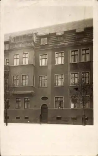 Foto Ak Magdeburg, Wohnhaus, Anwohner am Fenster