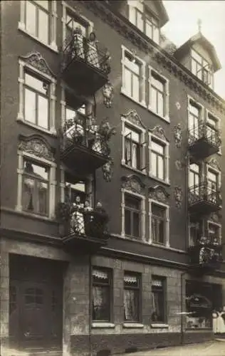 Foto Ak Magdeburg an der Elbe, Haus, Balkon, Geschäft