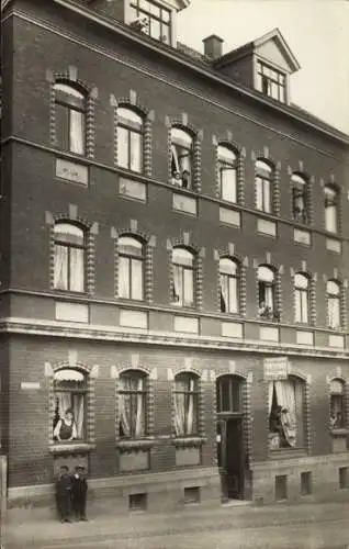 Foto Ak Magdeburg an der Elbe, Haus, Kinder, Frau am Fenster