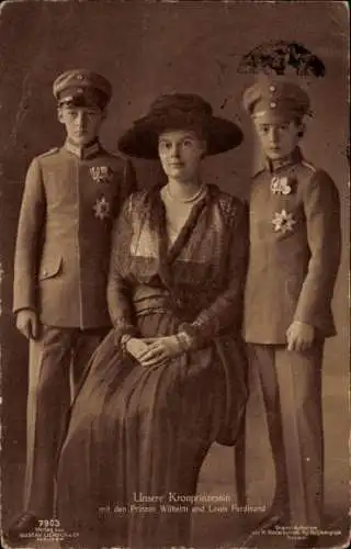 Ak Kronprinzessin Cecilie von Preußen, Prinzen Wilhelm und Louis Ferdinand, Uniform, Liersch 7903