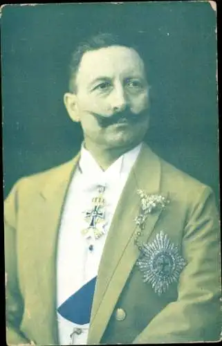 Ak Kaiser Wilhelm II., Portrait im roten Frack mit Orden