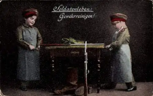 Ak Soldatenleben, Gewehrreinigen, Kinder in Uniform, Stiefel