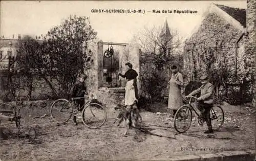 Ak Grisy Suisnes Seine et Marne, Rue de la République, Fahrräder, Brunnen