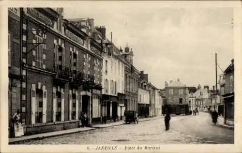 Ak Janville Eure et Loir, Place du Martroi