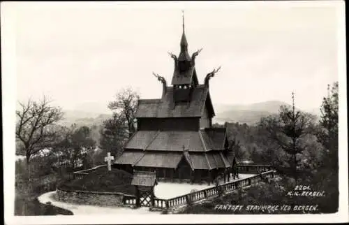 Ak Bergen Norwegen, Fantoft Stavkirke, Kirche mit Panorama