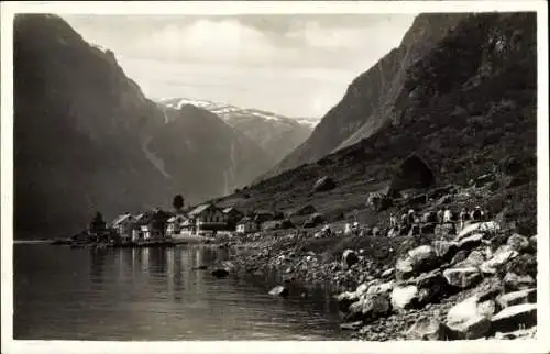 Ak Gudvangen Norwegen, Ufer, Berge, Häuser