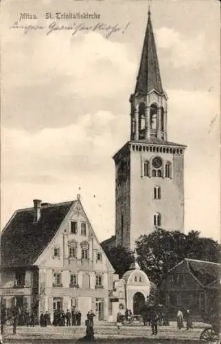 Ak Mitau Lettland, Anwohner auf dem Platz vor der St. Trinitatiskirche