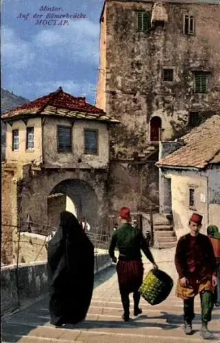 Ak Mostar Bosnien Herzegowina, Auf der Römerbrücke