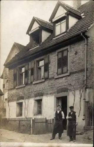 Foto Ak Mühlacker im Enzkreis Württemberg,  zwei Männer vor einem Haus