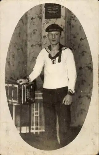 Foto Ak Matrose, Portrait, Akkordeon, Marinesoldat in Uniform, Kaiserzeit