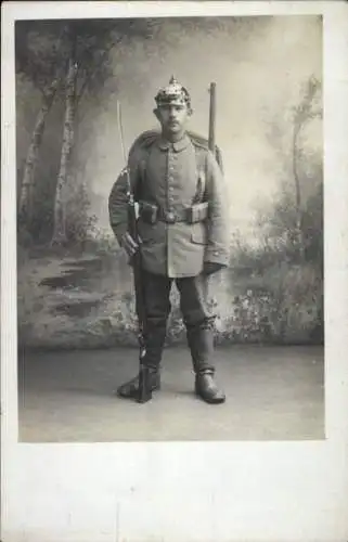 Foto Ak Deutscher Soldat in Uniform, Standportrait, Ausrüstung, Bajonett