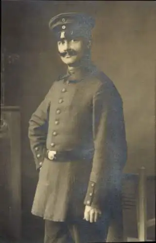 Foto Ak Deutscher Soldat in Uniform, Res. Ers. Inf. Regt. 1