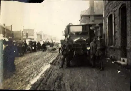 Foto Valenciennes Nord, Flüchtlinge auf der Straße nach Mons, Armeefahrzeug, 1. WK