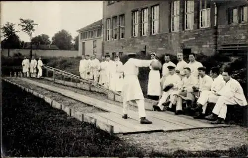 Foto Ak Sélestat Schlettstadt Elsass Bas Rhin, Res. Lazarett, Soldaten kegeln