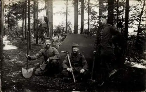 Foto Ak Deutsche Soldaten in Uniform mit Arbeitsgeräten, Pionier Batl. 15