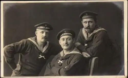 Foto Ak Deutsche Seeleute in Uniform, SMS Straßburg, Kaiserzeit