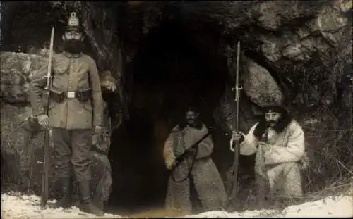 Foto Marche en Famenne Wallonien Luxemburg, Landsturm 10, Soldaten vor einer Höhle