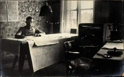 Foto Ak Flieger Leutnant Ungleich, Portrait am Schreibtisch, Landkarten