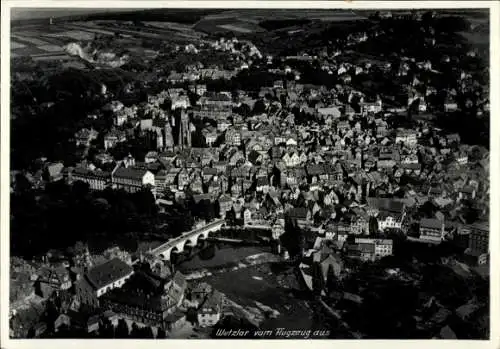 Ak Wetzlar an der Lahn, Wetzlar vom Flugzeug aus, schwarz-weiß, geteilt durch die Lahn, links ...