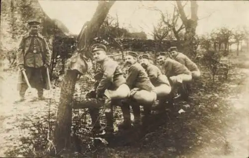 Foto Ak 5 Soldaten bei Latrinen Nutzung, Donnerbalken, 1. WK