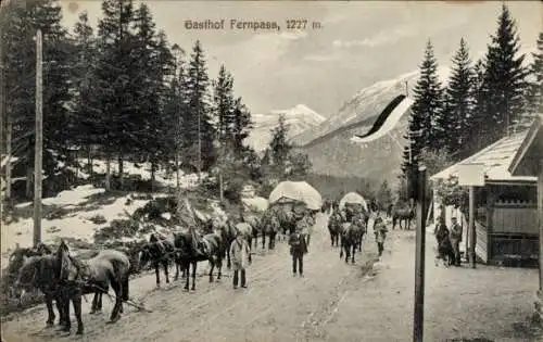 Ak Nassereith in Tirol, Gasthof Fernpass, Inh. Karl Heel, Pferdefuhrwerk mit Fässern