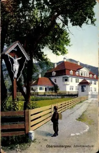 Ak Oberammergau in Oberbayern, Schnitzerschule, Jesuskreuz, Junge