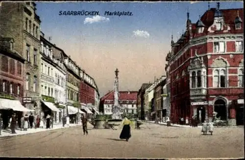 Ak Saarbrücken, Partie am Marktplatz, Denkmal, Gebäude, Fußgänger