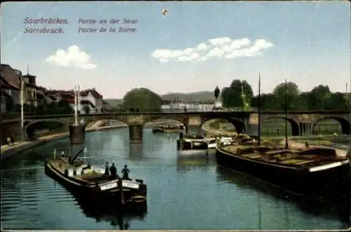 Ak Saarbrücken a.d. Saar, Saar mit Frachtern und Brücke