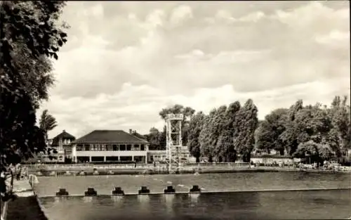 Ak Weimar in Thüringen, Schwansee, Freibad, Sprungturm