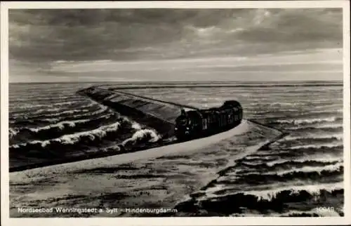 Ak Westerland auf Sylt, Lokomotive auf dem Hindenburgdamm