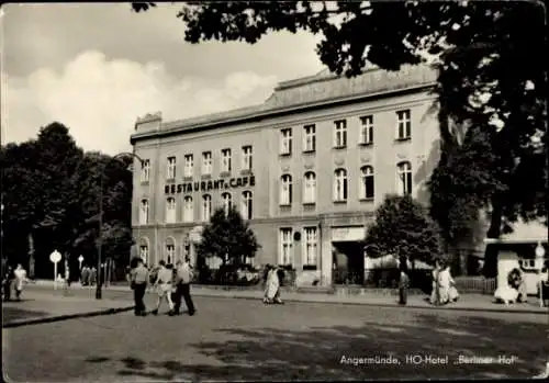 Ak Angermünde in der Uckermark, HO Hotel Berliner Hof, Restaurant, Cafe, Passanten