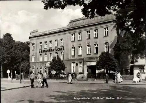 Ak Angermünde in der Uckermark, HO Hotel Berliner Hof, Restaurant, Cafe, Passanten