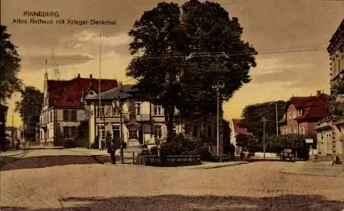 Ak Pinneberg in Holstein, altes Rathaus mit Kriegerdenkmal