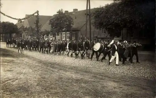 Foto Ak Havelberg in Sachsen Anhalt, Marschierende Männer, Straße, Häuser