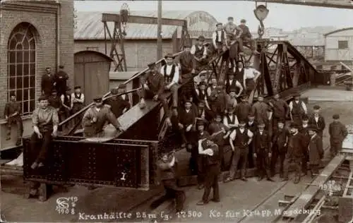 Foto Ak Magdeburg an der Elbe, Kranhälfte, Krupp, Männer-Gruppenfoto