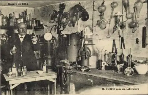 Ak Eugene Turpin dans son Laboratoire, französischer Chemiker