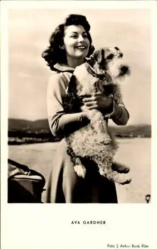 Ak Schauspielerin Ava Gardner, Portrait mit Terrier, Film Pandora und der fliegende Holländer