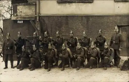 Foto Ak Deutsche Soldaten in Uniform, Gruppenbild