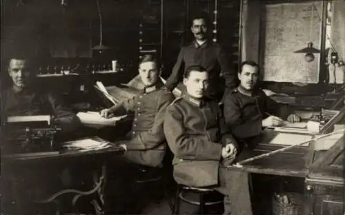 Foto Ak Deutsche Soldaten in Uniform, Schreibstube, Landkarte